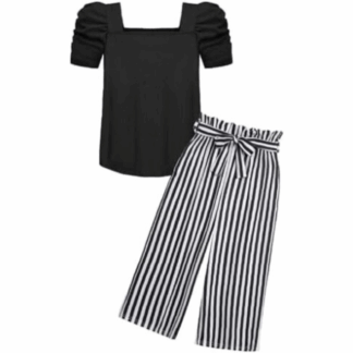 ragazza con completo estivo t-shirt e pantaloni leggeri