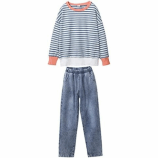 ragazza con maglia a righe e pantaloni jeans set completo