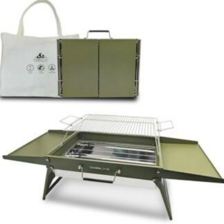 Barbecue carbonella portatile compatto Charmline di colore verde aperto con gambe metalliche posizionato su un prato